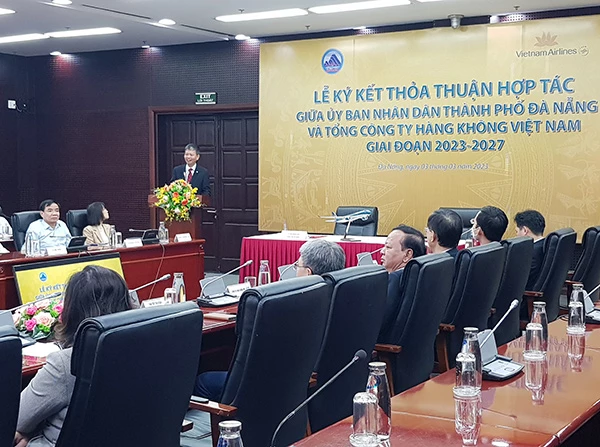Phó Tổng Giám đốc Vietnam Airlines Trịnh Ngọc Thành phát biểu tại buổi ký kết hợp tác với UBND TP Đà Nẵng chiều 3/3