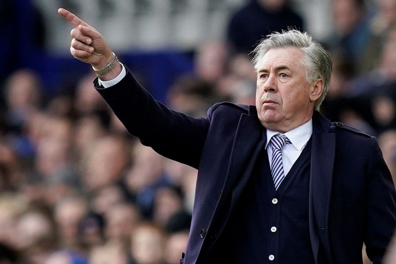 Thua Barca ngay trên sân nhà, HLV Ancelotti bị BLĐ Real "sờ gáy"