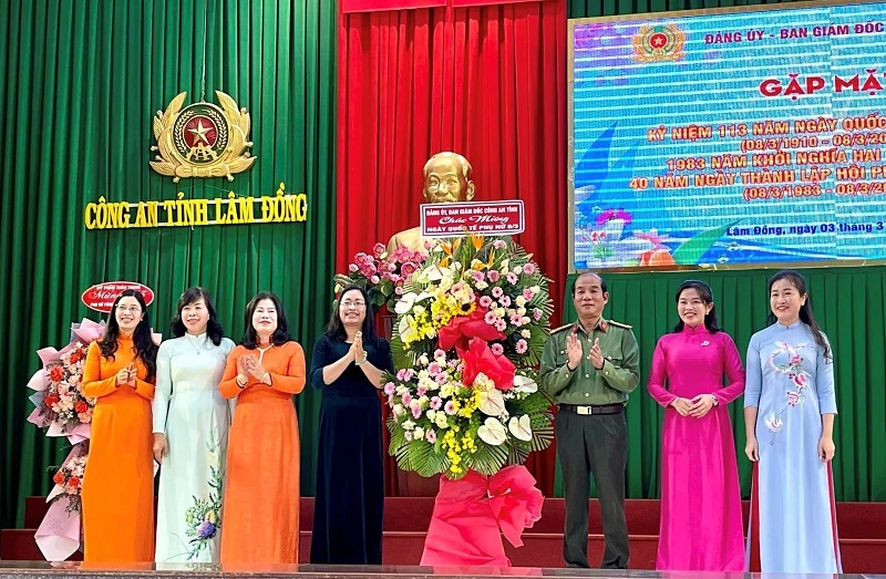 Đại tá Lê Hồng Phong - Phó Giám đốc Công an tỉnh Lâm Đồng, tặng hoa chúc mừng Hội Phụ nữ Công an tỉnh.