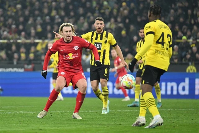 Đánh bại Leipzig, Dortmund tạm vươn lên dẫn đầu Bundesliga - Ảnh 1.