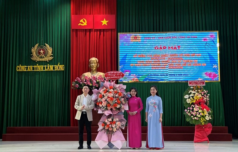 Ông Phạm Minh Đăng - Tổng Giám đốc Công ty TNHH Mỹ phẩm Xuân Trang, tặng hoa chúc mừng Hội Phụ nữ Công an tỉnh Lâm Đồng.