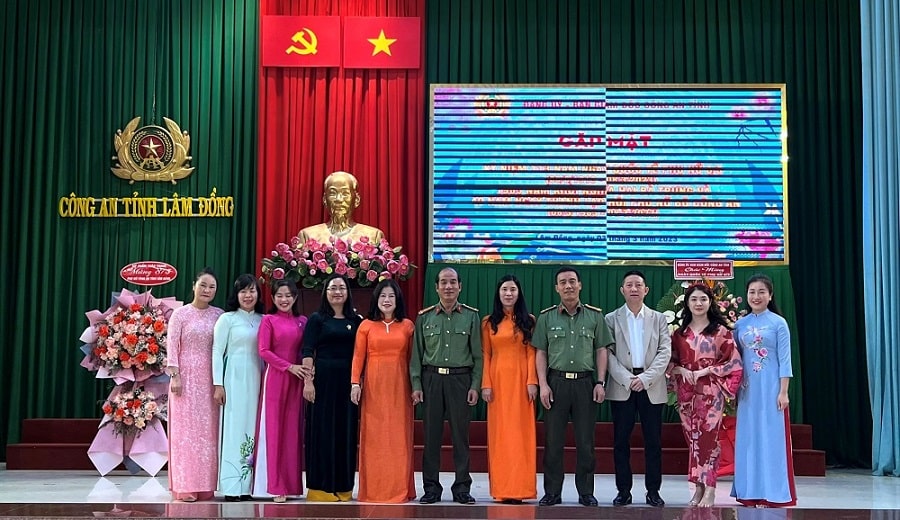 Mỹ phẩm Xuân Trang chăm sóc da miễn phí cho Phụ nữ Công an Lâm Đồng dịp 8/3