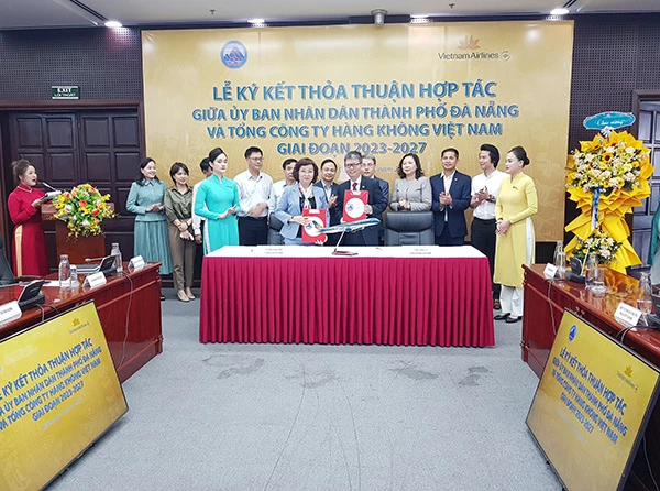Phó Chủ tịch UBND TP Đà Nẵng Ngô Thị Kim Yến và Phó Tổng giám đốc Vietnam Airlines Trịnh Ngọc Thành ký kết Chương trình hợp tác giữa UBND TP Đà Nẵng và Vietnam Airlines giai đoạn 2023 – 2027 