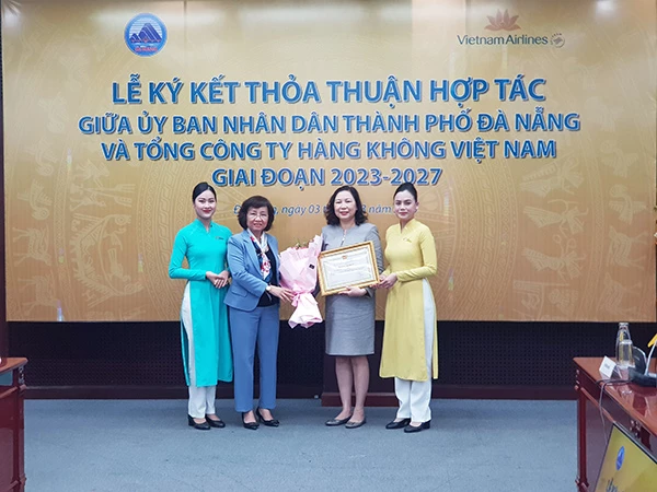 Phó Chủ tịch UBND TP Đà Nẵng Ngô Thị Kim Yến trao tặng Bằng khen của Chủ tịch UBND TP cho Chi nhánh Vietnam Airlines – CTCP Khu vực Việt Nam