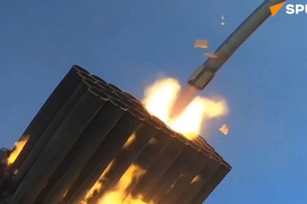 Pháo phản lực Grad của Nga trút bão lửa về phía mục tiêu ở Ukraine