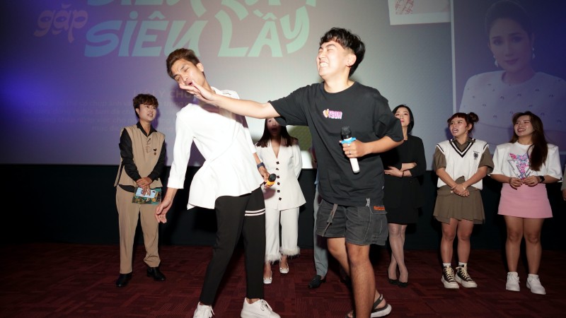 Hóm hỉnh như Mạc Văn Khoa: Đi cinetour bị khán giả "đánh" vẫn tung hứng cực hài