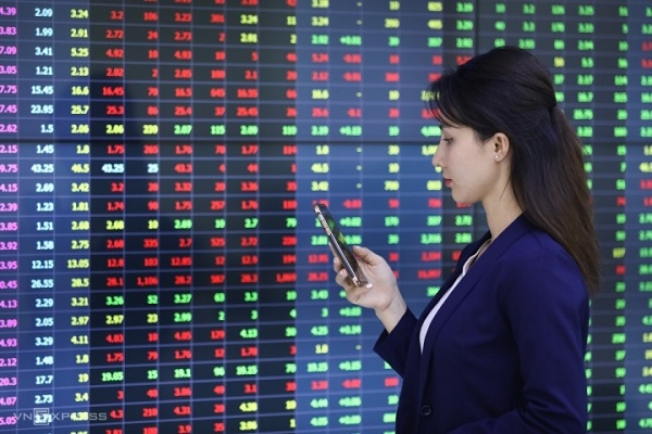 Chưa nên vội "bắt đáy" chứng khoán?