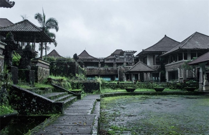 Bí ẩn khách sạn bỏ hoang trên đảo Bali, nơi không người dân nào dám đến gần - 2
