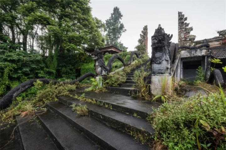 Bí ẩn khách sạn bỏ hoang trên đảo Bali, nơi không người dân nào dám đến gần - 5