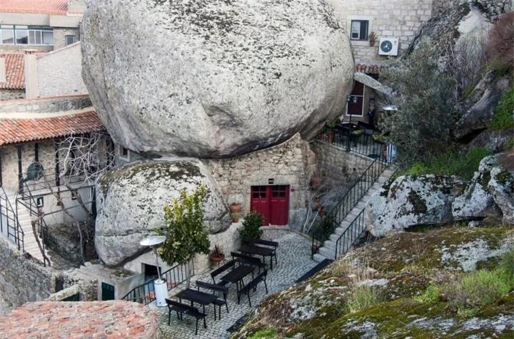 Kỳ lạ ngôi làng được xây dựng chen chúc giữa những tảng đá khổng lồ - 5