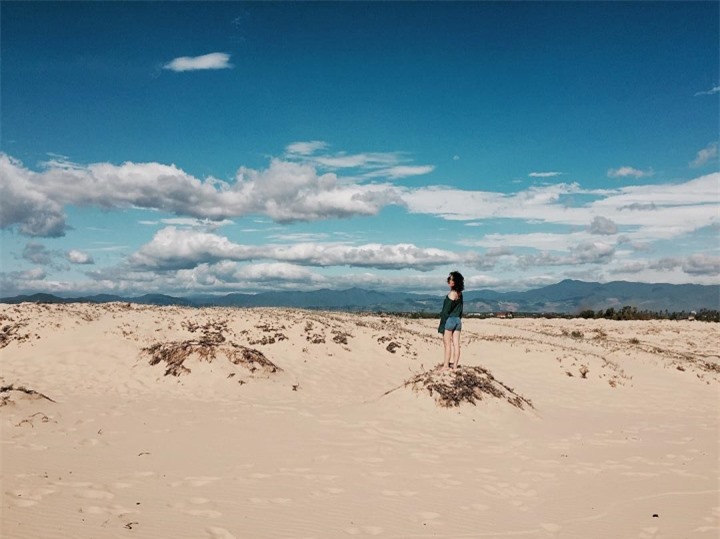 Trải nghiệm cảm giác lạc vào ‘sa mạc thu nhỏ’ với cồn cát xinh đẹp ở Quảng Bình - 8