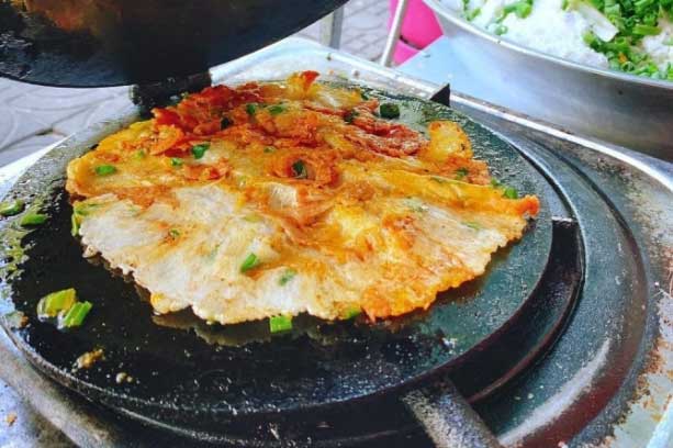 Bánh ép - món ăn vặt siêu hấp dẫn ở cố đô, đi Huế mà không thử là tiếc hùi hụi