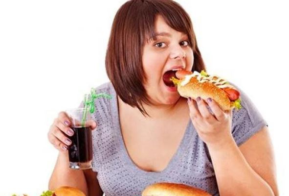 Phụ nữ dù ăn ít vẫn béo thường mắc phải 6 thói quen này, có giảm cân mãi cũng không hiệu quả