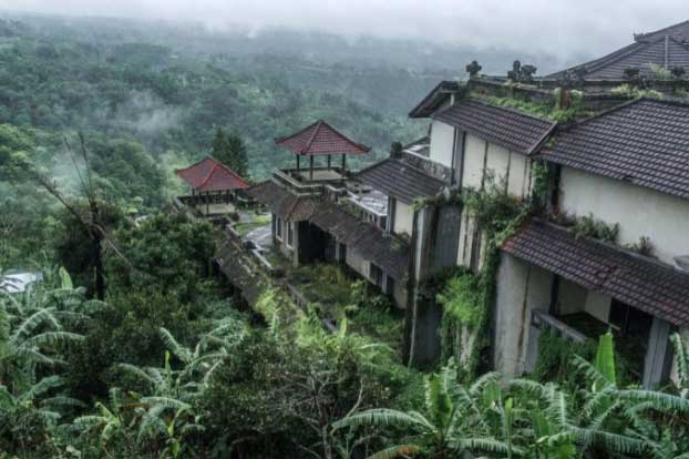 Bí ẩn khách sạn bỏ hoang trên đảo Bali, nơi không người dân nào dám đến gần