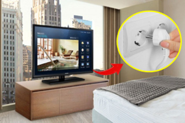 Lý do nên rút phích cắm tivi khi nhận phòng ở nhà nghỉ, khách sạn: Ai cũng cần biết