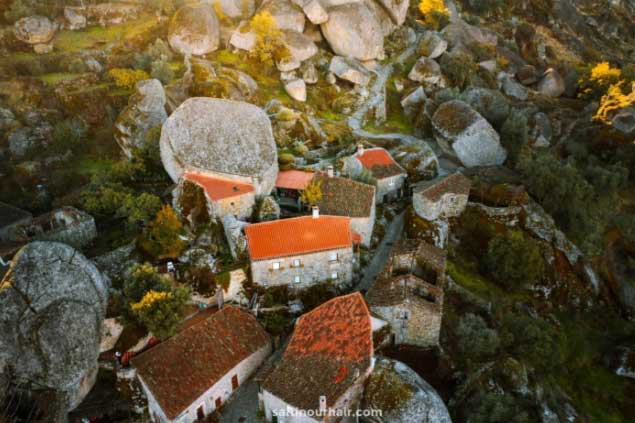 Kỳ lạ ngôi làng được xây dựng chen chúc giữa những tảng đá khổng lồ