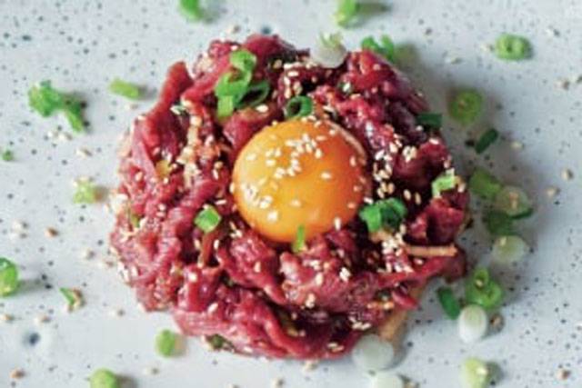 Tại sao thịt bò có thể ăn sống nhưng thịt gà, thịt lợn lại không?