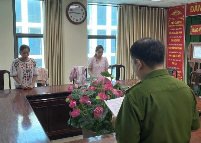 Công an tống đạt quyết định khởi tố 2 bị can tội đối với Đỗ Thị Yến Phương và Phạm Ngọc Thùy.