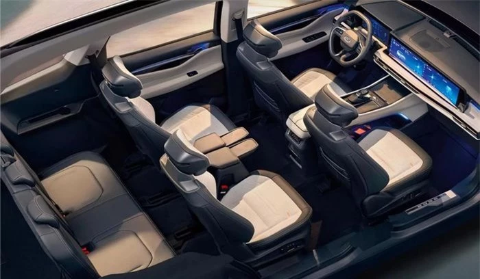 Ở phía trong, chiếc xe được chế tạo với bố cục ba hàng 2+2+3 và được trang bị bảng điều khiển kỹ thuật số đặc trưng cho các sản phẩm dành cho thị trường Trung Quốc của Ford.