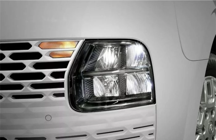 Một số tính năng bổ sung giúp phân biệt Staria-Load Premium với mẫu tiêu chuẩn bao gồm: Đèn pha LED và thanh đèn LED, la-zăng 17 inch và cốp sau chỉnh điện thông minh.