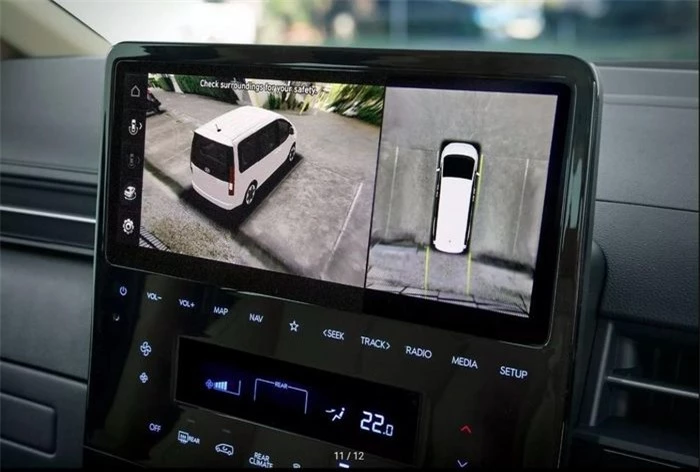 Xe cũng được trang bị hệ thống camera 360 độ. Ngoài ra, còn có khả năng tương thích Apple CarPlay và Android Auto, vô lăng bọc da và gương chiếu hậu gập điện.