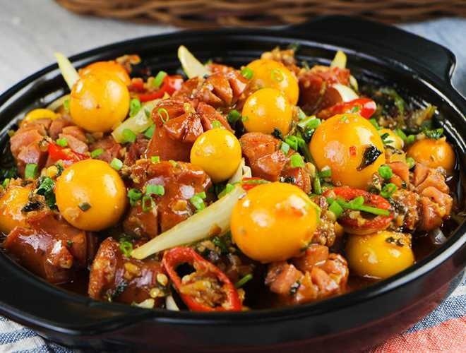 Thực đơn cơm chiều: Trứng gà xào cháy tỏi, thịt bò viên đậu phụ, rau bí luộc