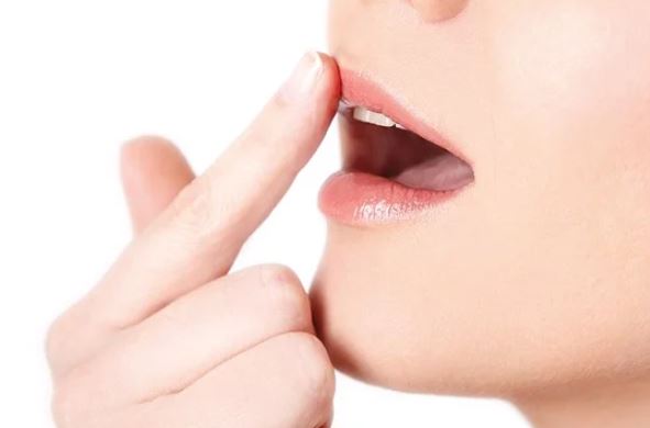 8 mẹo cải thiện môi khô gây nứt nẻ, trả lại làn da môi mềm mướt mịn