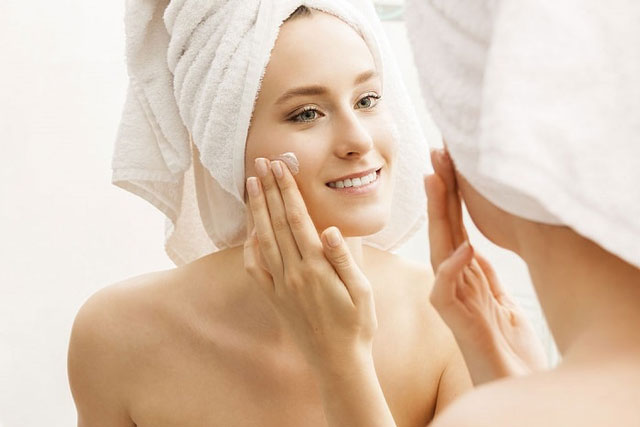 Phụ nữ sau sinh nên tích cực bổ sung 8 thứ này để mờ vết rạn, da căng mịn hồng hào