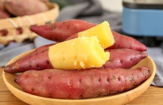 Khoai lang mua về chớ vội đi luộc, thêm ngay bước này để khoai bở tơi, ngọt như ngâm mật