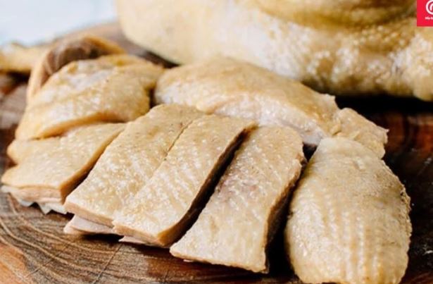 Không cần đến một giọt nước vẫn chế biến được món vịt luộc mềm ngon, hấp dẫn
