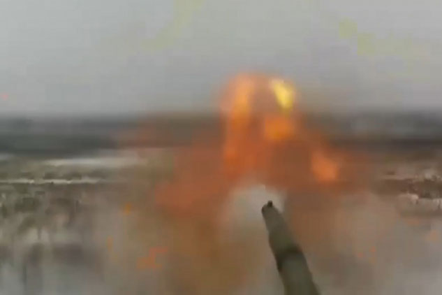 Xe tăng Nga vừa hành tiến vừa nã pháo vào đội hình phòng ngự của Ukraine