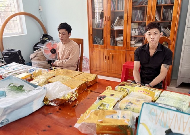 Hai đối tượng Trực và Lai cùng tang vật.