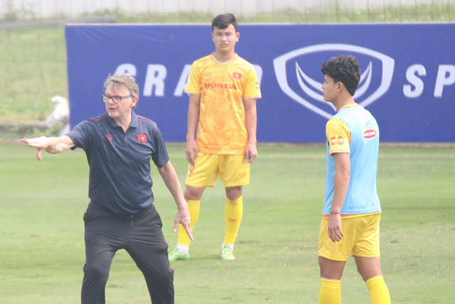 HLV Troussier: "Nhiều cầu thủ U23 Việt Nam không thi đấu quá 10 trận trong 6 tháng qua"