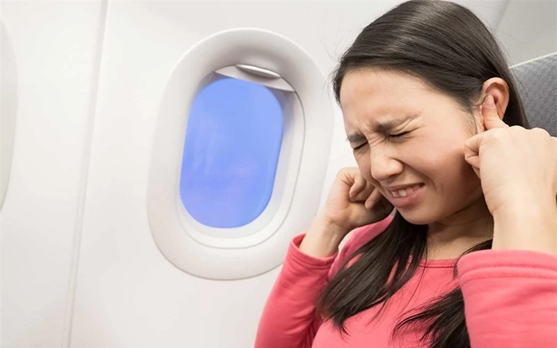 Cách giảm tình trạng ù tai khi đi máy bay