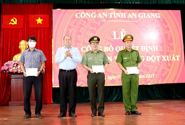 An Giang “thưởng nóng” lực lượng truy bắt vụ vận chuyển hơn 18kg ma túy