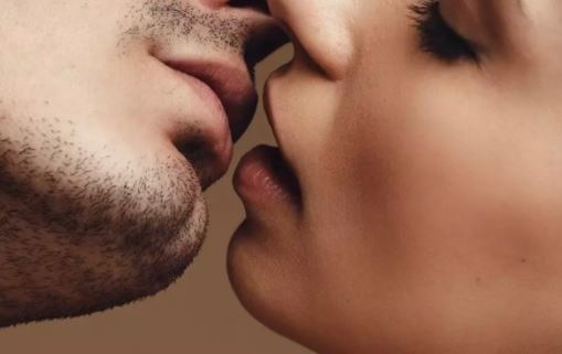5 căn bệnh có thể lây truyền có nụ hôn