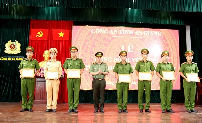Đại tá Lâm Phước Nguyên - Giám đốc Công an tỉnh An Giang trao tặng Giấy khen cho 8 cá nhân có thành tích trong điều tra, khám phá nhanh vụ vận chuyển trái phép chất ma túy.