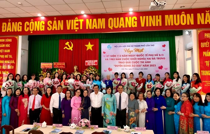 Lãnh đạo TP Cần Thơ chụp ảnh lưu niệm với các đại biểu.