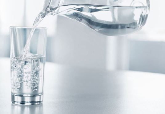 Những lợi ích của việc uống nước khi bụng đói