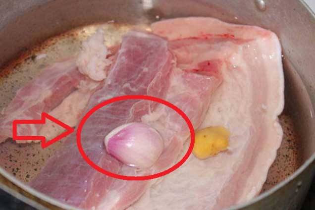 Mua thịt lợn về đừng vội nấu ngay: Ngâm thịt với thứ này 3 phút là tự “nhả hết” 100% chất độc ra ngoài