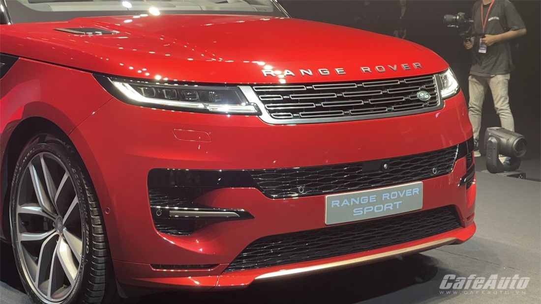 dat-hon-cac-doi-thu-range-rover-sport-2023-co-gia-khoi-diem-tu-7-329-ty-dong