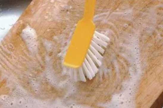 Thớt gỗ bị mốc đen đừng rửa bằng xà phòng: Làm theo cách đơn giản này chỉ 5 phút thớt sạch bong như mới