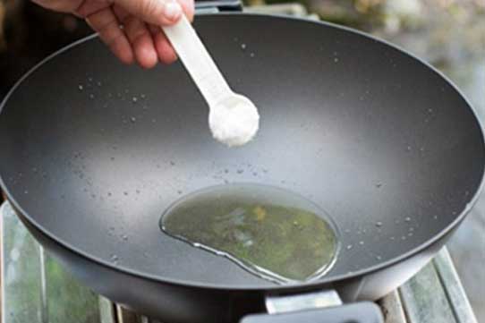 Vì sao nên cho muối vào chảo dầu khi chiên rán: Lợi ích bất ngờ mà không phải ai cũng biết