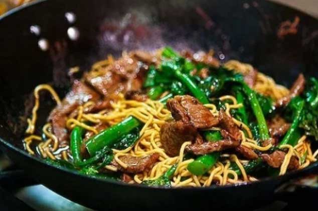 Khi xào mì, đừng cho trực tiếp vào chảo: Làm thêm 2 bước nữa, sợi mì không dính vào nhau, không sát chảo