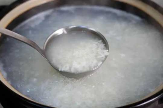 Ai bảo nấu cơm không được mở vung: Canh đúng lúc này mở ra lấy một thìa nước, lợi ích gấp đôi