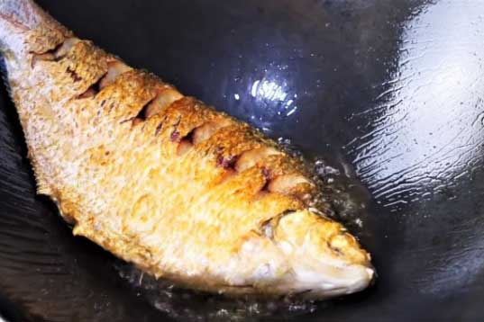 Cá rửa xong đừng vội cho vào chảo rán, làm thêm 1 bước để phần da giòn tan, không bắn dầu