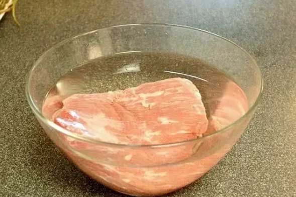 Chỉ chần thịt qua nước sôi là chưa đủ, học 3 mẹo này để chất bẩn trôi hết, không còn mùi hôi