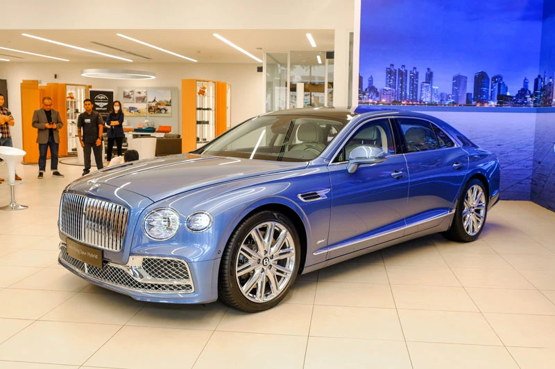 1. Bentley Flying Spur Mulliner Hybrid (giá khởi điểm: 297.400 USD).