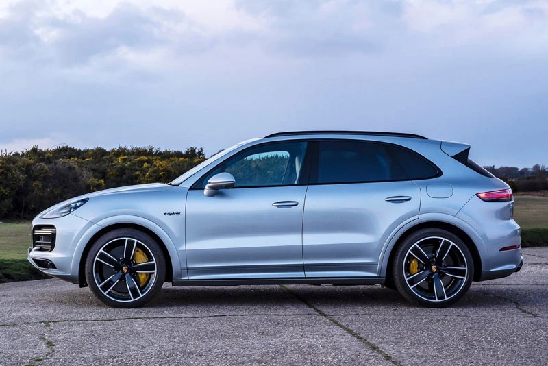 4. Porsche Cayenne Turbo S E-Hybrid (giá khởi điểm: 171.300 USD).