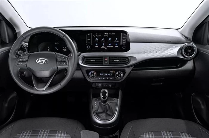 Chủ sở hữu Hyundai i10 2023 sẽ được trải nghiệm cụm công cụ kỹ thuật số 4,2 inch mới đi kèm màn hình cảm ứng thông tin giải trí 8 inch hỗ trợ Apple CarPlay/Android Auto không dây, bản đồ định vị được cập nhật và các tính năng được bổ sung khác bao gồm camera chiếu hậu, đế sạc không dây, cổng USB-C cả phía trước lẫn phía sau.